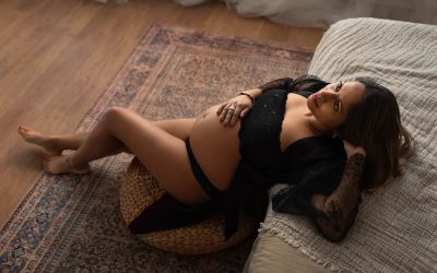 Prachtige boudoir fotoshoot voor zwangere vrouwen