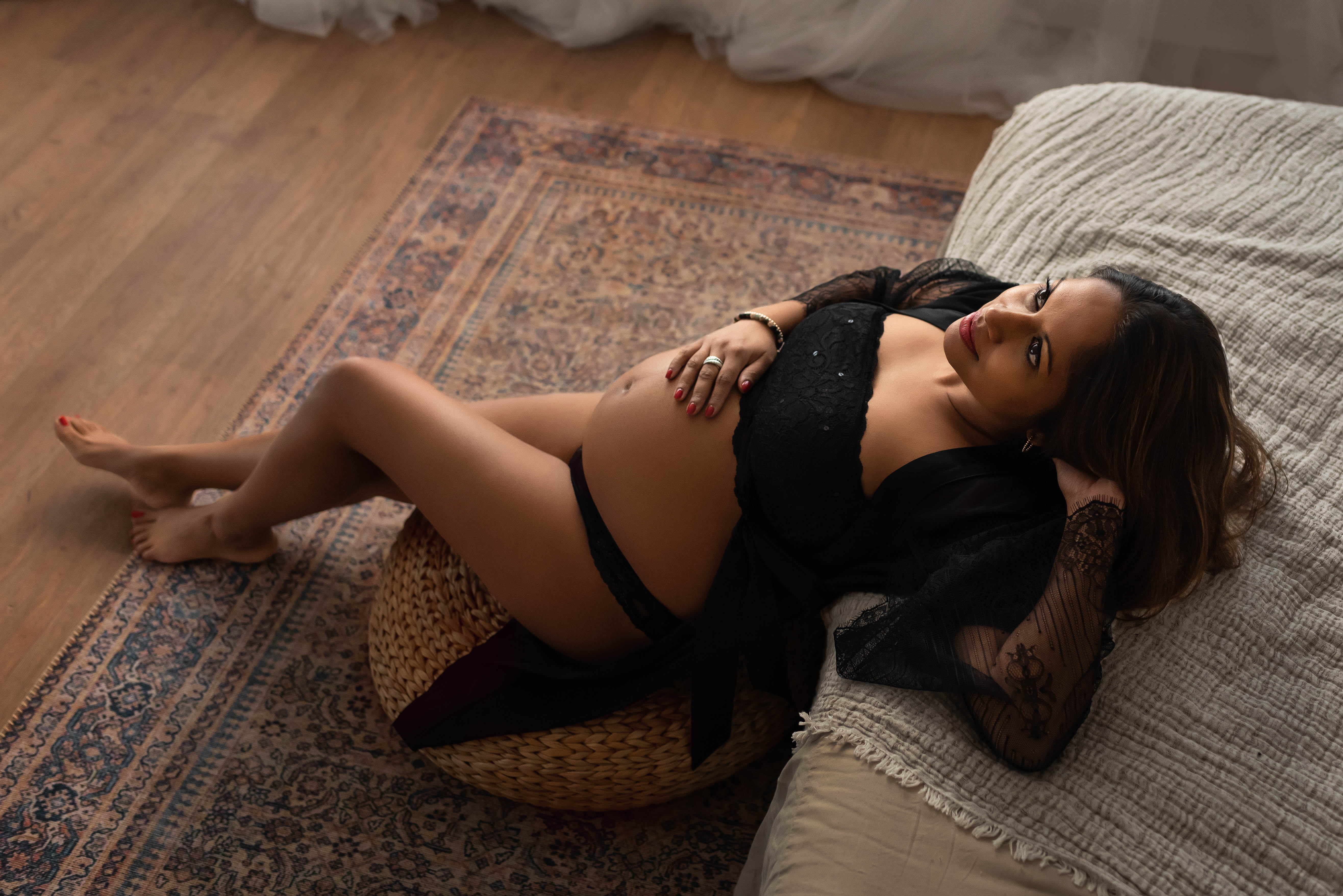 Prachtige boudoir fotoshoot voor zwangere vrouwen