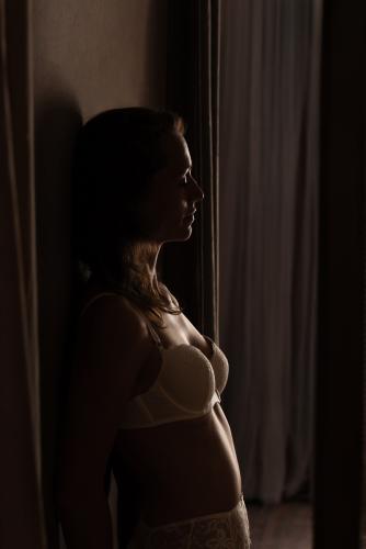 Boudoir fotoshoot weinig licht