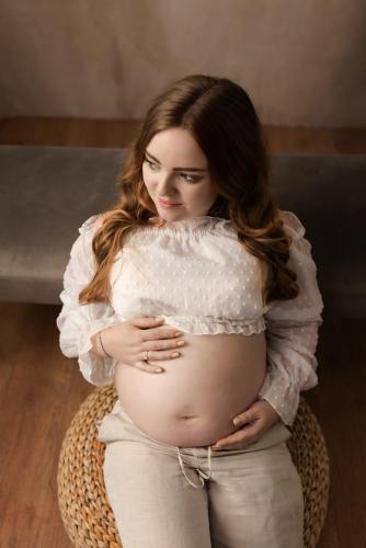 Casual kleding voor zwangerschapsshoot met broek en topje