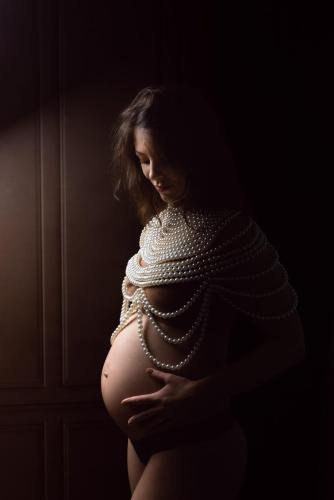 Parelketting voor zwangerschapsshoot