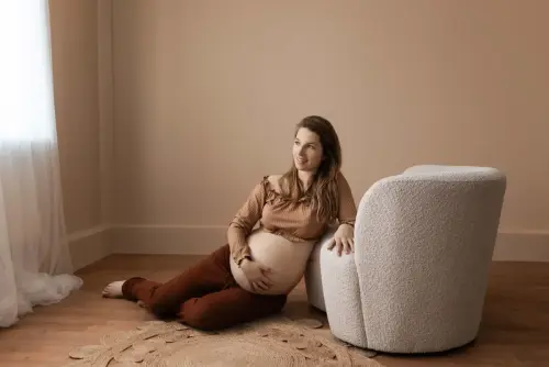 Casual kleding voor zwangerschapsshoot